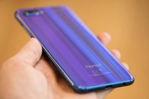 Mẫu smartphone với mặt lưng đổi màu có doanh số ấn tượng