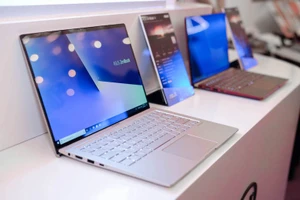 Asus trình làng 3 mẫu ZenBook 2018 nhỏ gọn nhất thế giới 