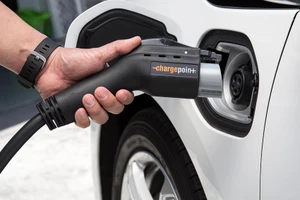 Lỗ hổng nguy hiểm bên trong bộ sạc điện xe hơi 