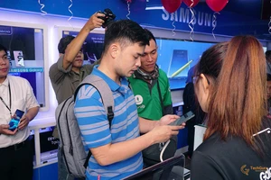 Toàn cảnh mở bán Galaxy S10/S10 Plus lúc 0h ngày 8-3