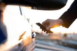 BMW sẽ cho khởi động xe ô tô bằng iPhone