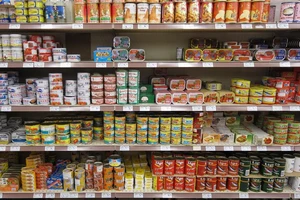 Cách lựa chọn mua thực phẩm đóng hộp an toàn giữa mùa dịch