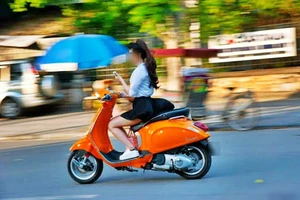 Những thói quen gây hại xe máy của chị em phụ nữ