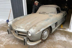 Mercedes-Benz 300 SL Roadster bỏ xó suốt 40 năm giá 23 tỉ