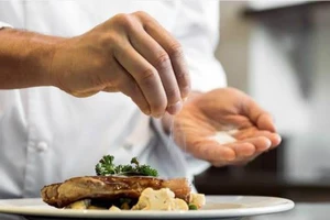 Cách giảm bớt ăn quá mặn để bảo vệ sức khỏe