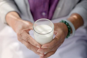 Có nên uống sữa trước khi đi ngủ?