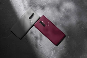 Mẫu điện thoại nghệ thuật cao làm từ kính sơn mài