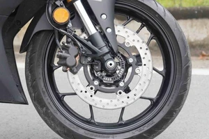 Tại sao trên phanh đĩa xe máy có nhiều lỗ nhỏ?