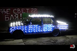 Xe cỏ gắn 300 bóng đèn LED xuyên thủng màn đêm