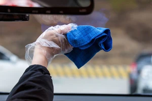 Cách làm sạch kính chắn gió ô tô để chuẩn bị đi chơi lễ 