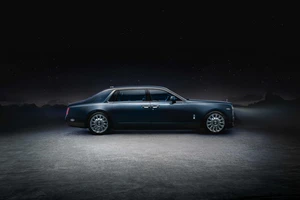 Hãng xe cho khách mua xe giá cả triệu USD trên điện thoại