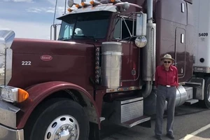 Bất ngờ với cụ ông 88 tuổi vẫn hành nghề lái xe container