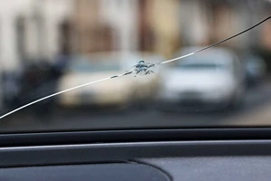 Có an toàn khi lái xe với kính chắn gió bị nứt không?