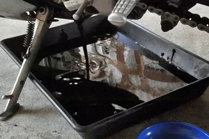 Cách thay nhớt xe máy tại nhà trong mùa dịch COVID-19 