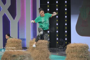 Hoa hậu Tiểu Vy lần đầu bộc lộ tính cách 'lầy lội' khi tham gia '7 nụ cười xuân'