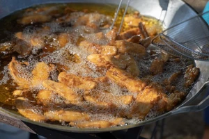 Tác hại của việc tái sử dụng dầu ăn đối với sức khỏe