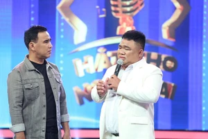 MC Quyền Linh tặng thầy giáo 14 năm dạy chữ miễn phí cho trẻ em nghèo 15 triệu đồng