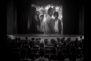 'Em và Trịnh' đau đầu gặp ngay tình trạng quay lén trong rạp