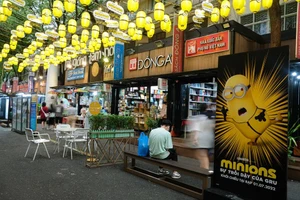Hội Minions 'phủ vàng' đường sách tại Việt Nam