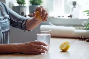 Điều gì xảy ra với sức khỏe khi bạn uống nước chanh vào mỗi buổi sáng