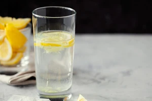 Điều gì xảy ra khi bạn uống nước chanh ấm?