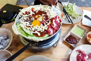 Thiếu hụt vitamin B12 có thể gây ra các triệu chứng như tê bì chân tay, da và mắt có màu vàng