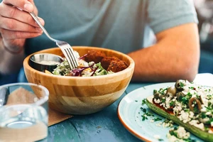 Ăn nhiều rau, ngũ cốc và hạt giúp giảm ung thư ruột ở nam giới