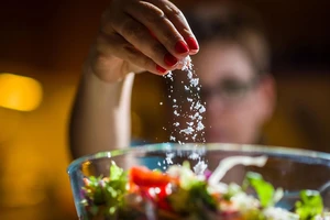 Đây là những gì xảy ra với cơ thể khi bạn ăn quá nhiều muối