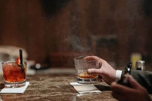 Uống quá nhiều rượu có thể gây viêm gan