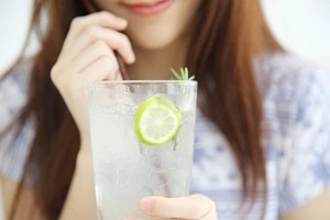  Uống nước chanh khi bụng đói, nên hay không nên?