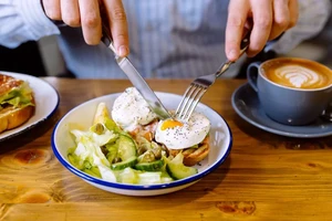 Tại sao nên tránh kết hợp trứng và cà phê vào bữa sáng?