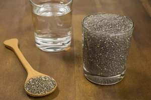 Uống nước hạt chia trước khi đi ngủ có an toàn?