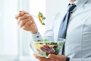 Bạn nên ăn gì, tránh gì khi bị sỏi thận? 