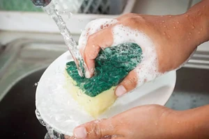 Nhiều rủi ro sức khỏe liên quan đến miếng bọt biển rửa bát nhà bạn