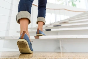 Tại sao nhân viên công ty nên đi bộ nhẹ 10 phút sau bữa trưa?