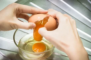 Những loại thực phẩm dễ gây ngộ độc nếu ăn sống