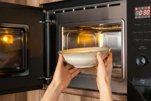 Các thực phẩm nên tránh hâm nóng bằng lò vi sóng