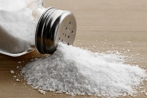 8 dấu hiệu bạn đang tiêu thụ quá nhiều muối