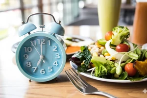 Tại sao bạn không nên nhịn ăn gián đoạn để giảm cân?