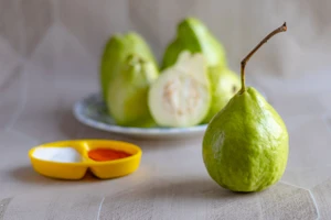 Ổi giàu dinh dưỡng nhưng không phải ai cũng nên ăn