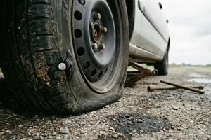 Lốp xe hay bị thủng: Khi nào cần thay mới để đảm bảo an toàn?