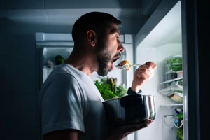 Ăn quá nhiều mà không biết: Làm sao nhận ra và vì sao cần kiểm soát? 