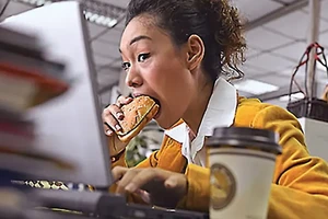 Thói quen công sở đang âm thầm gây hại cho gan của bạn như thế nào? 