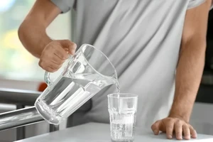 Uống nhiều nước hơn có giúp bạn giảm cân không? 