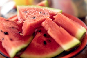 10 loại thực phẩm giúp bạn giữ đủ nước trong mùa hè nắng nóng