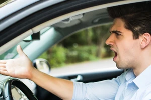 Hướng dẫn xử lý khi bị xe tạt đầu, giúp bạn lái xe an toàn hơn