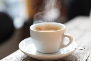 Vì sao trà nóng trong ngày hè lại giúp cơ thể mát hơn? 