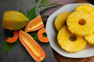 Đu đủ hay dứa: Loại trái cây mùa hè nào tốt hơn cho chứng đầy hơi? 