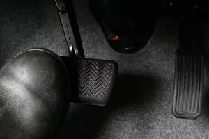 Nhiều người nghĩ phanh nhiều là lái chắc tay, nhưng sự thật hoàn toàn khác