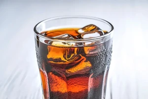 Thận sẽ ra sao nếu bạn uống nước ngọt sẫm màu mỗi ngày? 